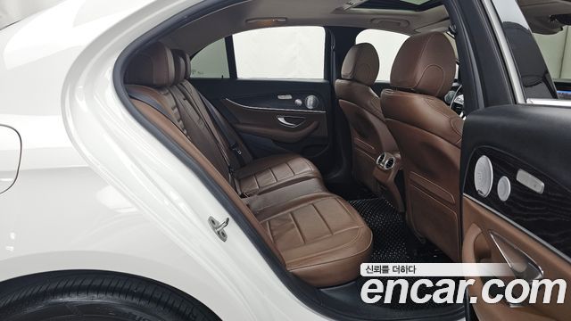 Mercedes-Benz E-Class 2019 — photo 18