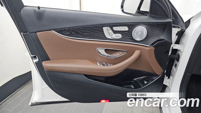 Mercedes-Benz E-Class 2019 — photo 14