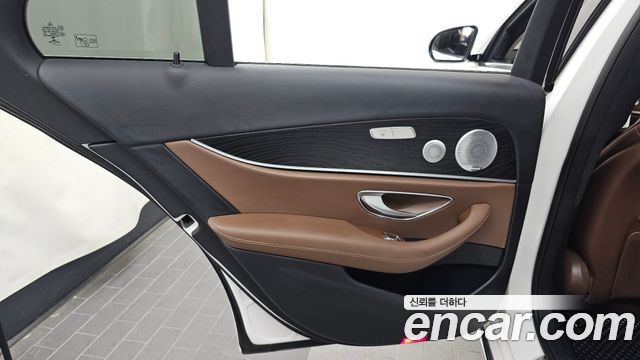 Mercedes-Benz E-Class 2019 — photo 15