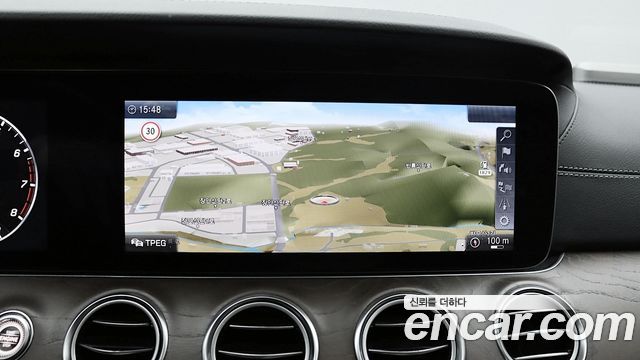 Mercedes-Benz E-Class 2017 — photo 10