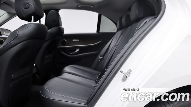 Mercedes-Benz E-Class 2017 — photo 14