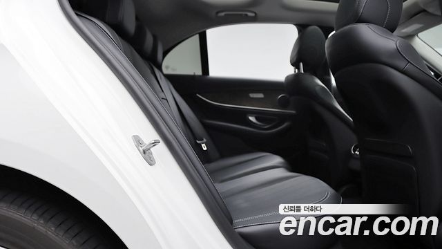 Mercedes-Benz E-Class 2017 — photo 15