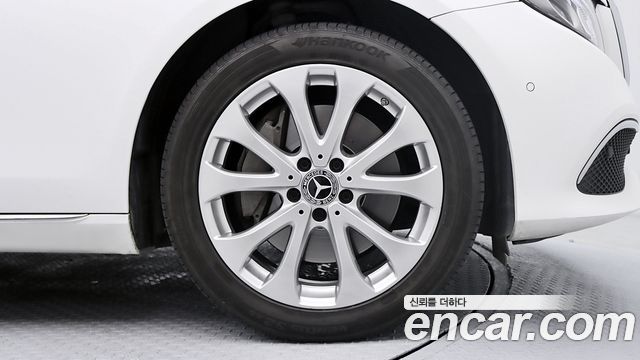 Mercedes-Benz E-Class 2017 — photo 16