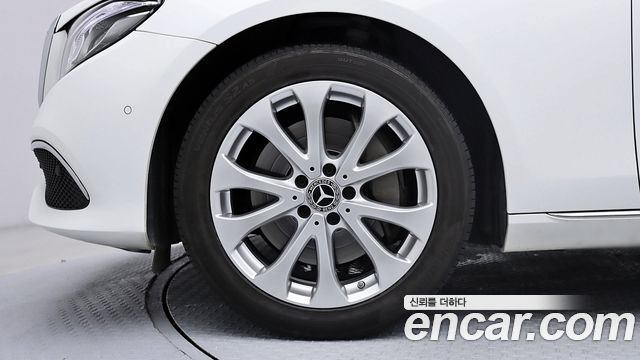 Mercedes-Benz E-Class 2017 — photo 18