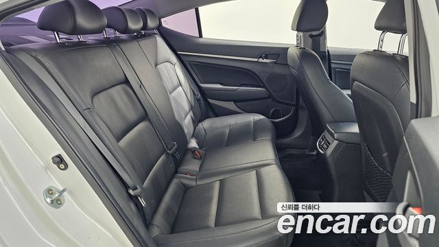 Hyundai AVANTE 2016 — photo 18