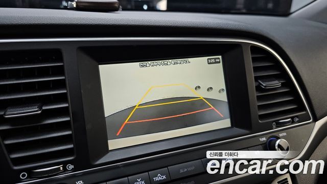 Hyundai AVANTE 2016 — photo 21