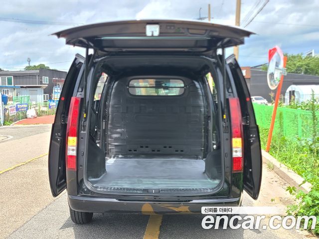 Hyundai Staria 2025 — photo 3