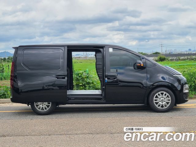 Hyundai Staria 2025 — photo 4