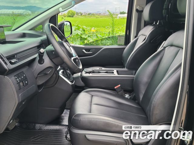 Hyundai Staria 2025 — photo 8