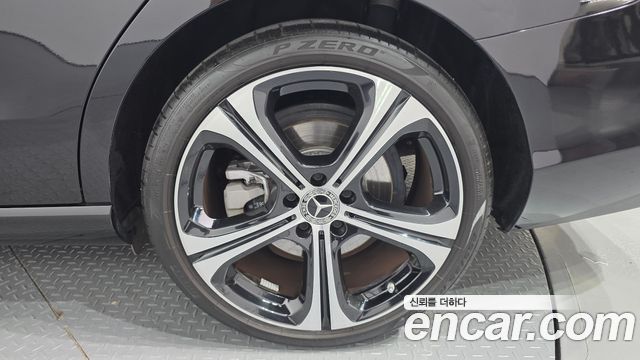 Mercedes-Benz C-Class 2023 — photo 7