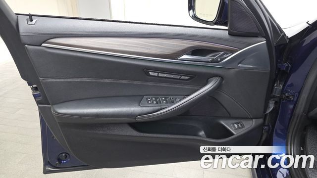 BMW 5-Series 2017 — photo 14