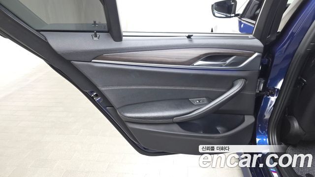 BMW 5-Series 2017 — photo 15