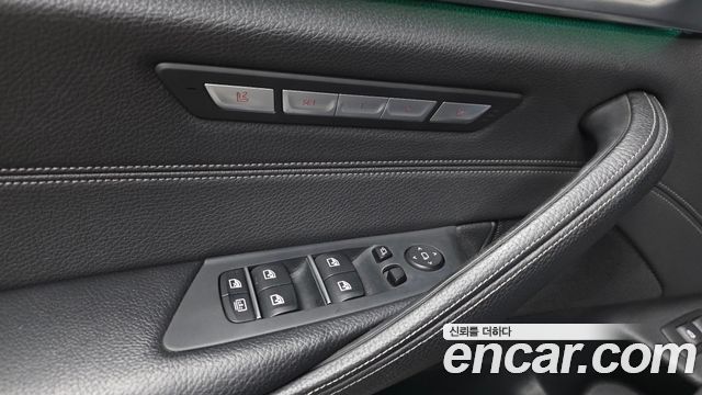 BMW 5-Series 2017 — photo 27