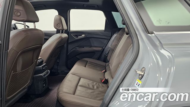 Audi Q4 e-tron 2023 — photo 16