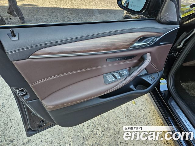 BMW 5-Series 2021 — photo 10