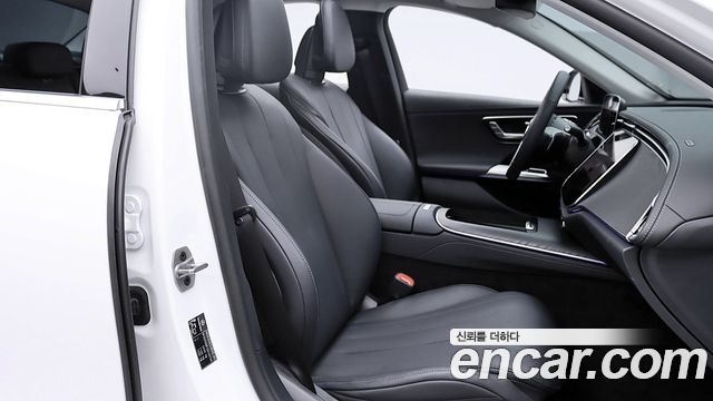Mercedes-Benz E-Class 2025 — photo 12