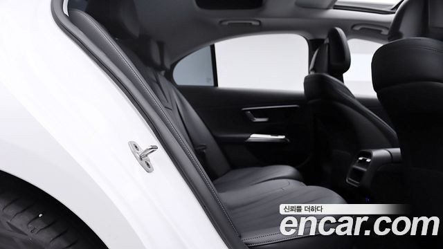 Mercedes-Benz E-Class 2025 — photo 14