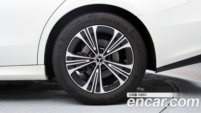 Mercedes-Benz E-Class 2025 — photo 16