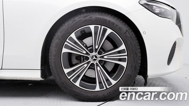 Mercedes-Benz E-Class 2025 — photo 17