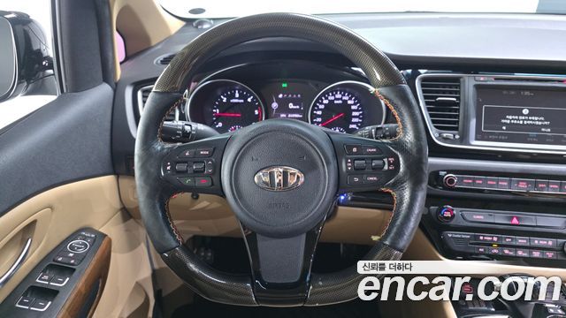 Kia Canival 2015 — photo 13