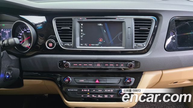Kia Canival 2015 — photo 14