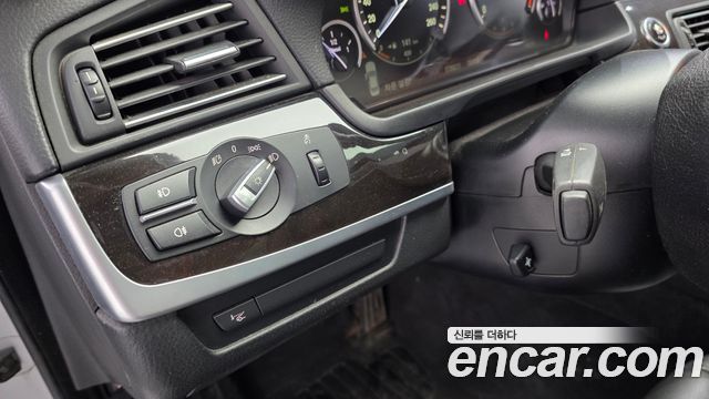 BMW 5-Series 2011 — photo 15