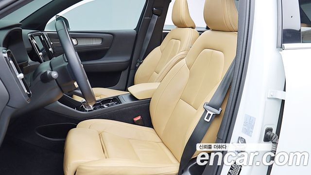 Volvo XC40 2021 — photo 16