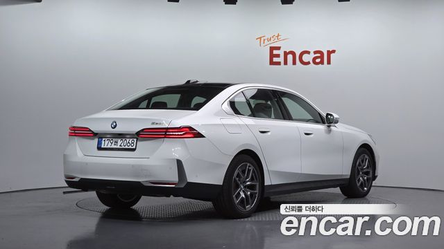 BMW 5-Series 2026 — photo 2