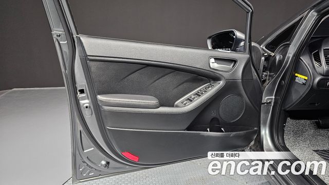 Kia K3 2016 — photo 14