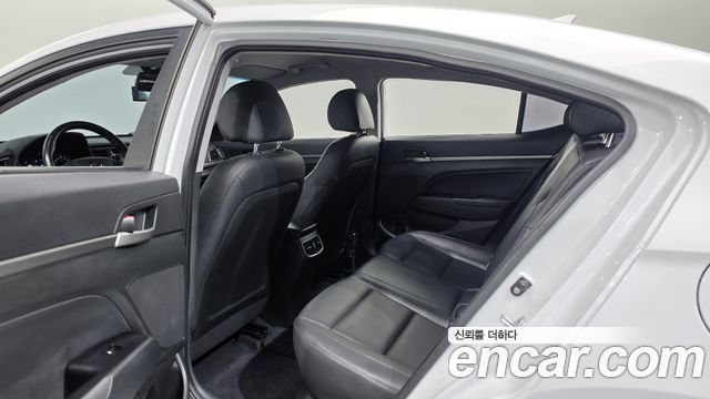 Hyundai AVANTE 2016 — photo 12