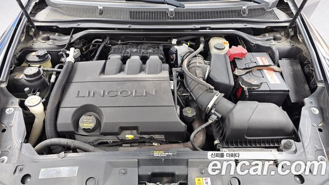 Lincoln MKS 2010 — photo 6