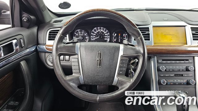 Lincoln MKS 2010 — photo 13