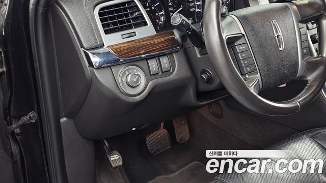 Lincoln MKS 2010 — photo 18