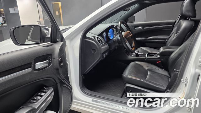 Chrysler 300C 2012 — photo 10