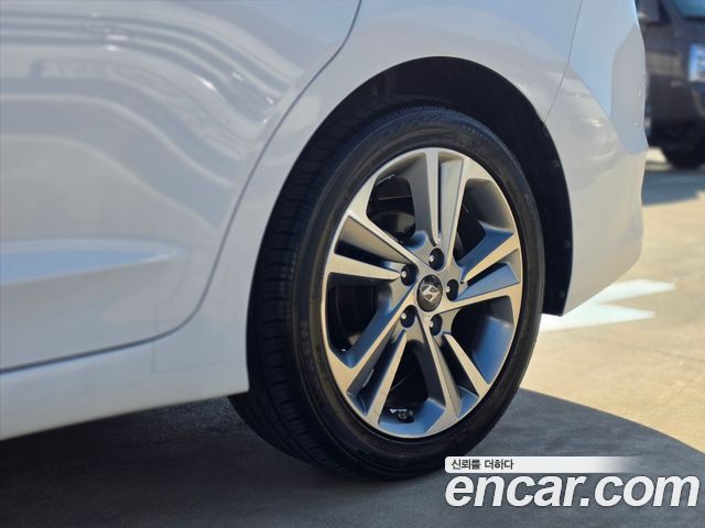 Hyundai AVANTE 2017 — photo 6
