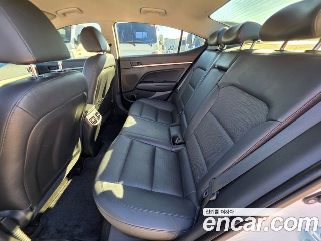 Hyundai AVANTE 2017 — photo 11