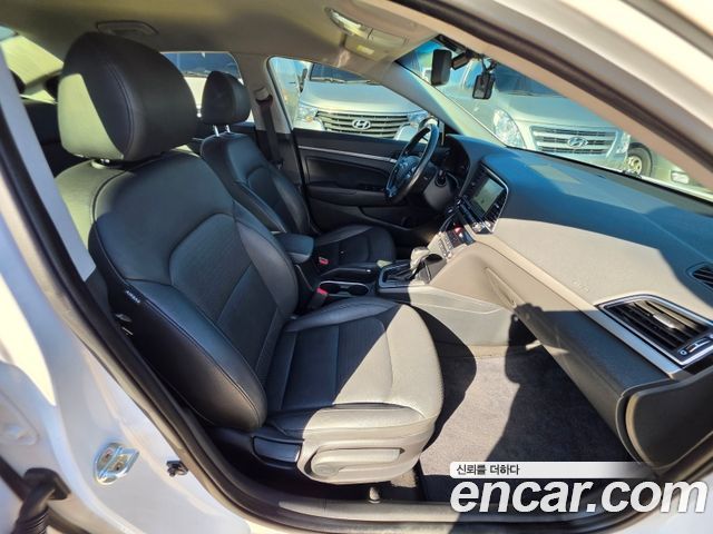 Hyundai AVANTE 2017 — photo 12