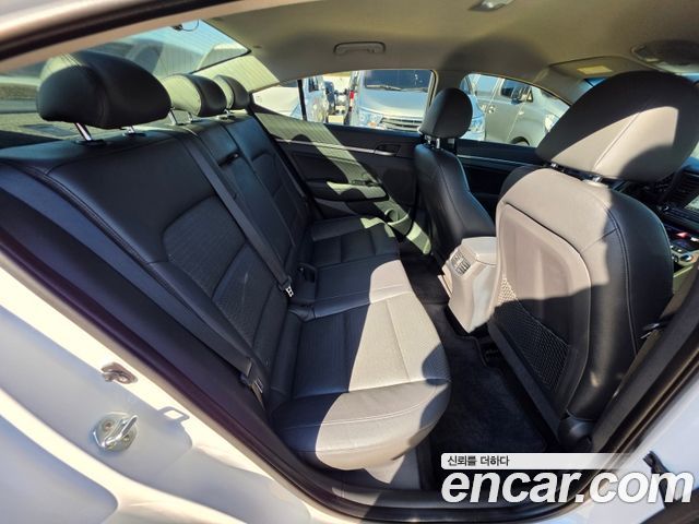 Hyundai AVANTE 2017 — photo 13