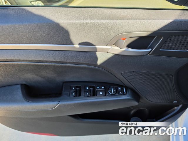 Hyundai AVANTE 2017 — photo 14