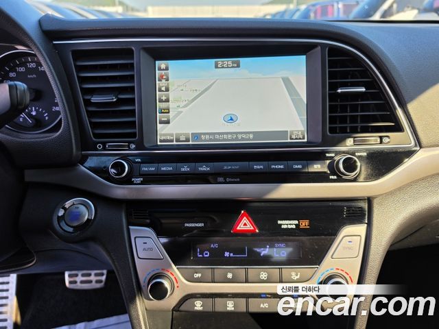 Hyundai AVANTE 2017 — photo 17