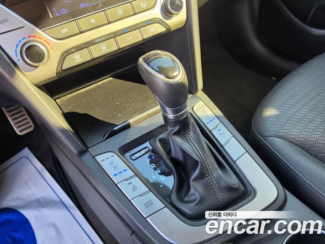 Hyundai AVANTE 2017 — photo 19