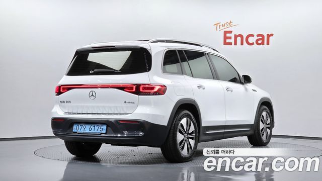 Mercedes-Benz EQB 2023 — photo 2