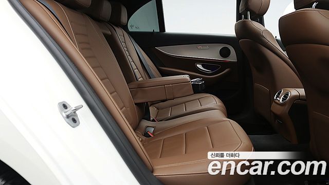 Mercedes-Benz E-Class 2021 — photo 11