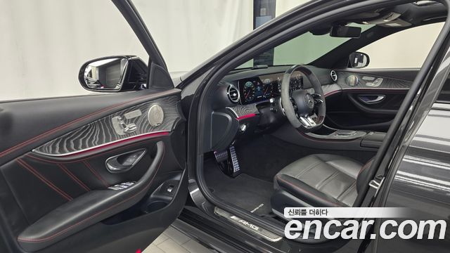 Mercedes-Benz E-Class 2023 — photo 13