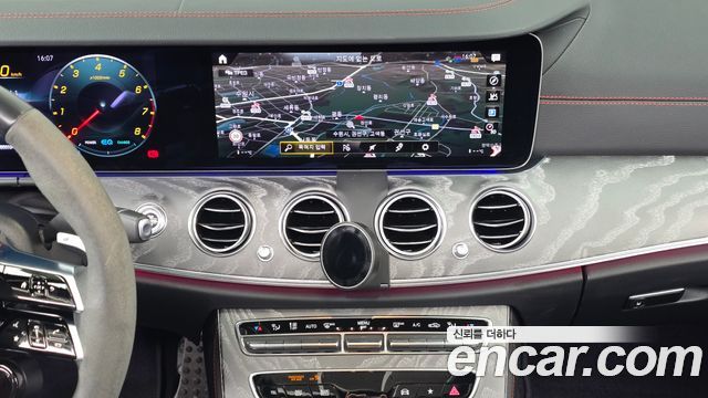 Mercedes-Benz E-Class 2023 — photo 18