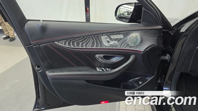Mercedes-Benz E-Class 2023 — photo 14