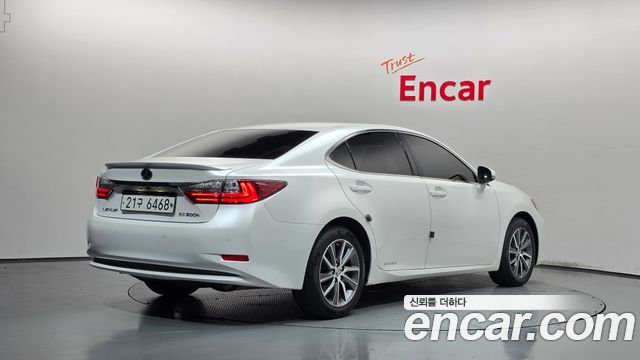 Lexus ES 2017 — photo 2