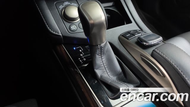 Lexus ES 2017 — photo 9