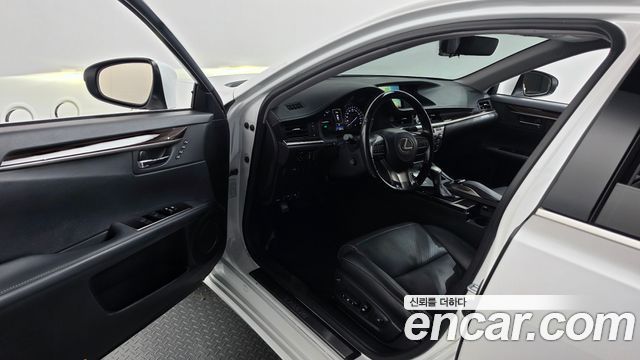 Lexus ES 2017 — photo 10