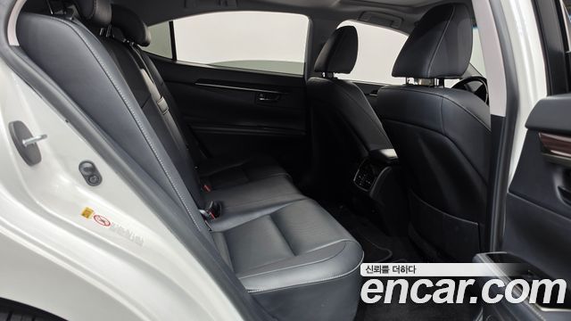 Lexus ES 2017 — photo 12